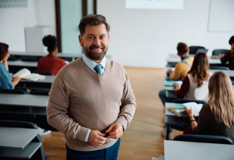 student sitzt im seminarraum und lernt für den ma in education top-up pädagogik master im fernstudium