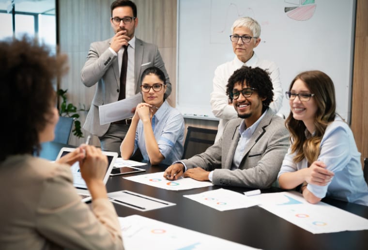 berufstätige studierende arbeiten gemeinsam in einer business-besprechung und bereiten sich auf ihr phdr doktorat im berufsbegleitenden online-fernstudium vor
